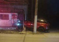 Imagen que muestra el vehículo del uniformado, luego de que se produjera el atentado.