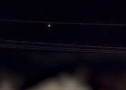 Captura de video grabado por un agente de las fuerzas del orden locales en Colorado en octubre del 2023. Describió el fenómeno como silencioso y caracterizado por luces intermitentes rojas, azules y verdes.