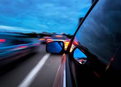 Fotografía referencial de un vehículo desplazándose a alta velocidad.