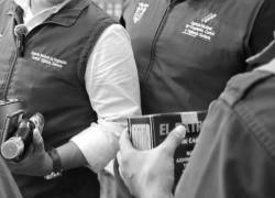 Fotografía referencial de dos trabajadores de la ARCSA.