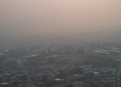 Fotografía que muestra la bruma reportada sobre la ciudad.