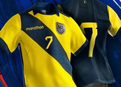 Fotografía de la nueva camiseta de bando local que utilizará la selección de fútbol de Ecuador en la próxima Copa América.