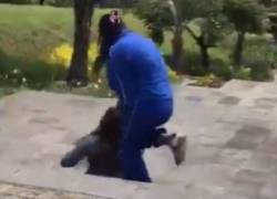 Al comienzo del video, la agresora le da un rodillazo en la cabeza a la víctima, quien se encontraba sentada.