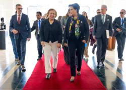 Fotografía tomada en agosto de 2023, en el Consejo Andino de Ministros de Relaciones Exteriores, que muestra a la canciller de Ecuador, Gabriela Sommerfeld (D), con su homóloga colombiana, Rosa Villavicencio (I).