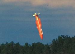 Imagen de archivo del 11 de marzo de 2003, cortesía de la Fuerza Aérea de los EE. UU., que muestra el prototipo de la bomba GBU-43/B (Massive Ordnance Air Blast).