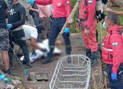 Fotografía que muestra la extracción del cuerpo del menor.