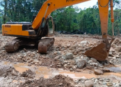 Fotografía de una retroexcavadora abandonada a las orillas del río Punino, después de que se llevó a cabo un operativo en contra de la minería ilegal.