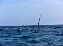 Fotografía referencial de una embarcación hundiéndose en mar abierto.