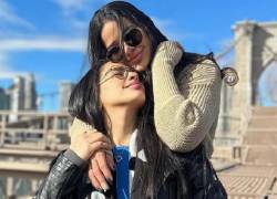 Fotografía en la que aparece Iesmin Pincay junto a su hermana, Michela Pincay (arriba).