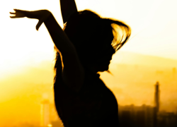 Fotografía de una mujer bailando.