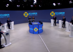 Candidatos a su llegada para el debate presidencial con la presencia de simpatizantes y resguardo policial.