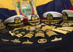 Fotografía referencial de parte del uniforme de oficiales de la Armada.