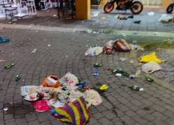Fotografía que muestra desechos lanzados a los adoquines de la Calle Panamá tras un evento nocturno.