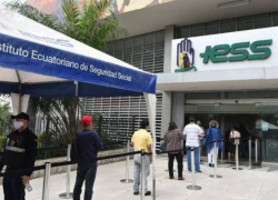 Ciudadanos formando una fila para ingresar a uno de los edificios del IESS.