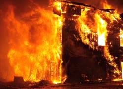 Fotografía referencial de una estructura incendiándose.