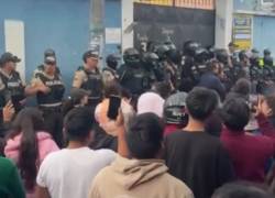 Captura de video que muestra a decenas de padres protestando en los exteriores de la unidad educativa.