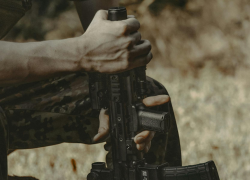 Fotografía referencial de un soldado con su arma.