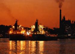 Fotografía que muestra a buques frente a las costas de La Habana, en Cuba.