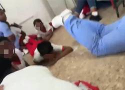 Captura de video que muestra a maestras resguardando a sus alumnos durante la balacera.