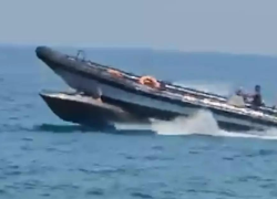 Captura de video que captó el impacto propiciado a la embarcación inflable por parte de la lancha patrullera española.