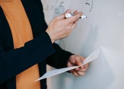 Profesor que habría otorgado puestos a cambio de USD 2.000 podría enfrentar hasta cinco años de cárcel