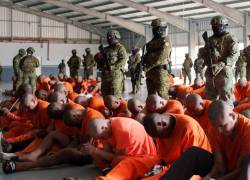 Fotografía que muestra a decenas de presos de alta peligrosidad custodiados por militares.