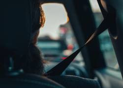 Fotografía referencial de mujer en vehículo.