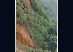 Imagen que muestra el deslizamiento de tierra y rocas que cubrió la entrada de una mina.
