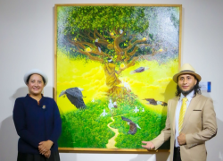 El artista Gabriel Ortiz Changoluisa junto a su obra El Árbol Titánico, que ganó el premio en efectivo que es concedido en cada edición del prestigioso evento artístico.