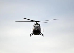 Fotografía refencial de un helicóptero en pleno
