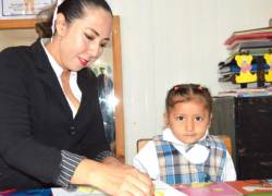 Fotografía de archivo que muestra a una trabajadora de los Departamentos de Consejería Estudiantil (DECE), junto a una niña pequeña.