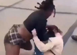 Captura de video del ataque ocurrido a las afueras de una escuela en Missouri que encendió un debate en torno al castigo que deben enfrentar los menores de edad que los perpetran.