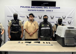 Fotografía del detenido bajo custodia policial.