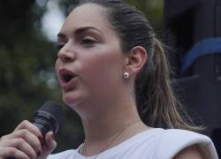 Fotografía que muestra a Fiorella Ycaza encabezando una marcha por la liberación de su esposo, Aquiles Alvarez, en Guayaquil, el pasado 12 de febrero.