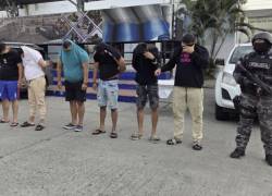 Fotografía de los detenidos en el terminal aéreo.