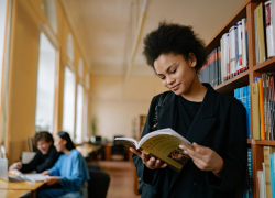Fotografía referencial de una mujer estudiando.