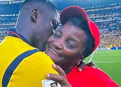 El abrazo que compartieron Moisés Caicedo y su madre, Carmen Corozo.