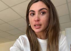 Fotografía que muestra a Chuchuca luego de verse envuelta en un violento episodio en el Complejo Judicial de Samborondón.