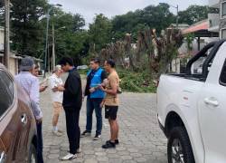 Un funcionario municipal conversa con moradores de la ciudadela.