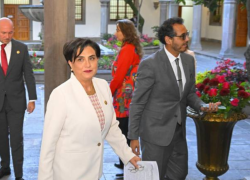 La Ministra de Asuntos Exteriores de Ecuador, Gabriela Sommerfeld (C), sale después de una declaración tras una reunión con el Asesor Presidencial Especial de Estados Unidos para las Américas, Christopher Dodd, en el Palacio de Carondelet en Quito el 22 de enero de 2024.