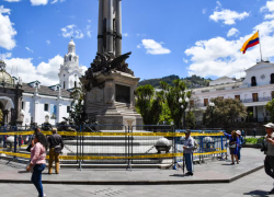 Fotografía del monumento cercado.