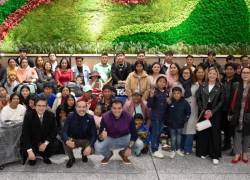 Fotografía que muestra al viceministro de Movilidad Humana, Saúl Pacurucu (I), y el ministro del Trabajo, Harold Burbano (D), frente a decenas de participantes del programa.