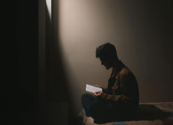 Fotografía referencial de un ciudadano leyendo durante un apagón.