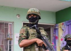 Contingentes de militares revisaron viviendas presuntamente utilizadas por estructuras criminales.