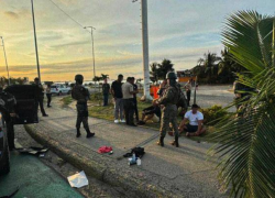 Fotografía del operativo en el que alias Toñito fue detenido junto a otros dos hombres.