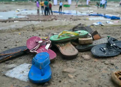 Fotografía referencial de zapatillas aplastadas tras una estampida humana.