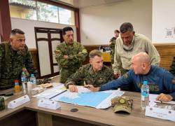 Francis L. Donovan, comandante del Comando Sur de Estados Unidos, junto al ministro de Defensa de Ecuador, Gian Carlo Loffredo.