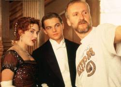 Imagen de los actores Kate Winslet y Leonardo DiCaprio escuchando directrices de James Cameron durante el rodaje de Titanic.