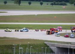 Policías y bomberos rodean a activistas climáticos en la pista de aterrizaje del aeropuerto de Múnich.