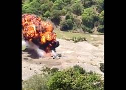 Helicópteros peruanos bombardean maquinaria de Ecuador, utilizada en minería ilegal
